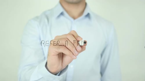Recommandez un ami, écrivez à l'écran