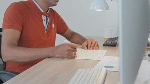 Hombre que trabaja con documentos en la oficina
