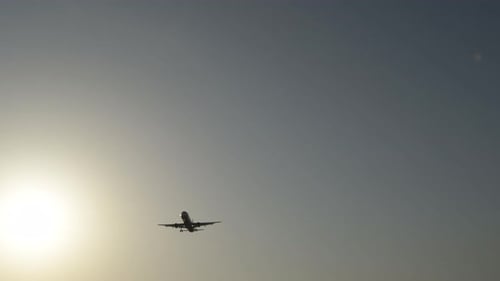 Flugzeug fährt bei der Landung bei Sonnenuntergang vorbei