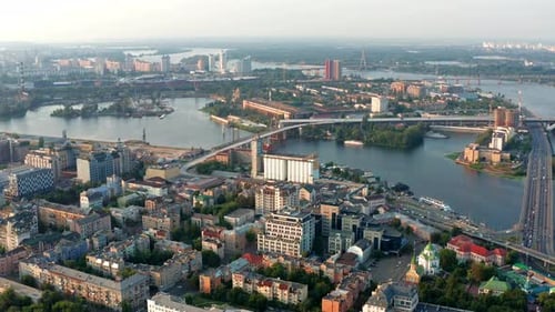 Ansicht von Podol von oben. Viele Gebäude und Kirchen. Abendlicher Blick auf den Fluss Dnipro.