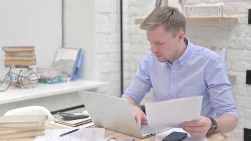 Affaires stressantes lisant des documents