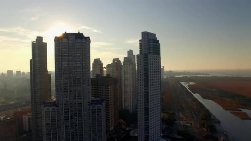 Von hinten beleuchtete Wolkenkratzer von Buenos Aires, Argentinien