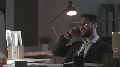 Mann chattet am Telefon im Büro
