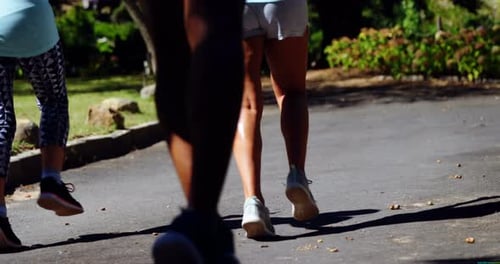 Marathon-Athleten gehen im Park 4k