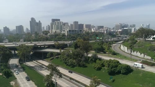 Luftbild des Autobahnverkehrs in San Diego