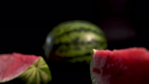 Zwischen frischen Wassermelonen gleiten
