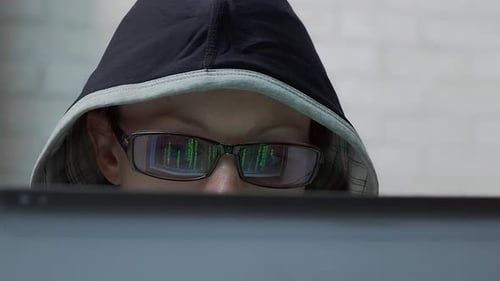 Hackerin hackt einen Computer im Büro.