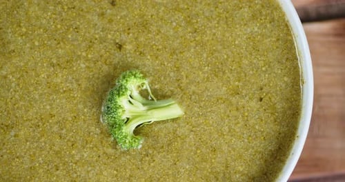 Soupe à base de brocoli frais dans le bol.