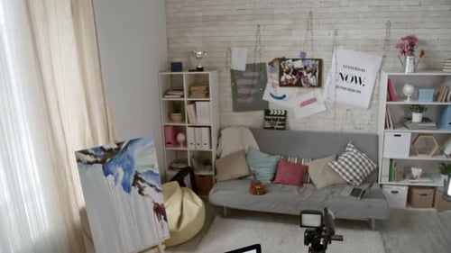 Bloguero adolescente viendo su Vídeo