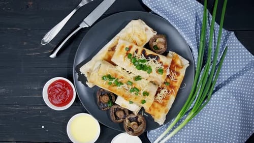 Frische Rolle mit dünnem Lavash oder Lavash gefüllt mit Kartoffeln, Pilzen, Käse, Karotten, Sauce, Kräutern