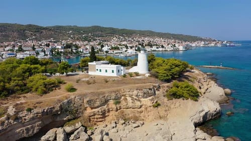 Luftaufnahme des Leuchtturms in der Altstadt von Spetses Griechenland Drohnenvideografie