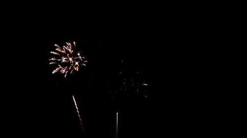 Buntes Feuerwerk bei Nacht auf Himmelshintergrund