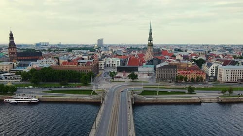 Autoverkehr auf den Straßen von Riga Lettland Schöne Hauptstadt Reisen
