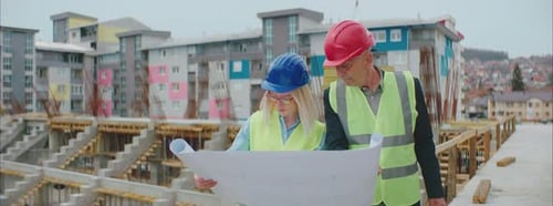 Architekt mit einem Investor vor Ort
