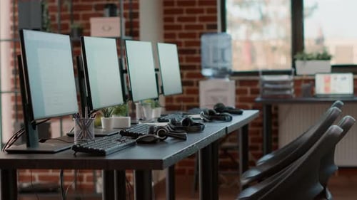 Keine Leute im Customer Care Service Office mit Monitoren