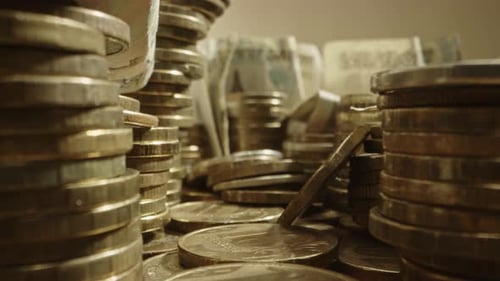 Dolly-Aufnahmen durch gelbe Metallmünzen 10 russische Rubel