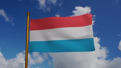 Nationalflagge von Luxemburg winkt mit Fahnenmast und Zeitraffer des blauen Himmels