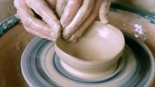 Woman Girl Her Hands Dub Wall Jug Sculpts En Argile sur Cercle