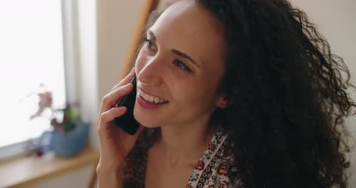 Eine junge Frau telefoniert