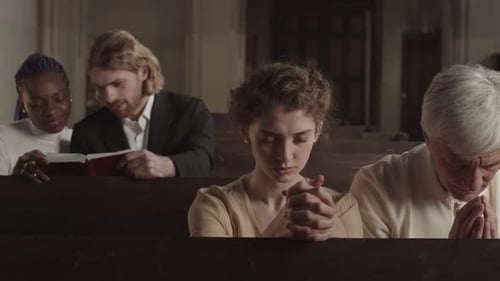 Pessoas orando na Igreja Católica