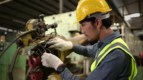 The chief mechanic works in a mechanical factory.