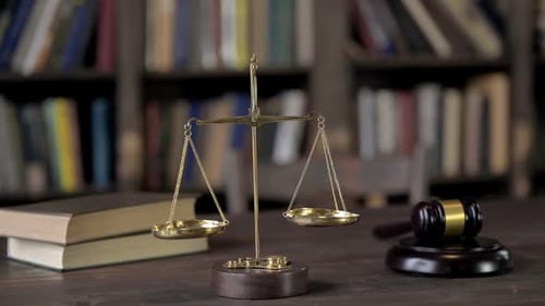 Hammer- und Unruhwaage auf Judge Holztisch