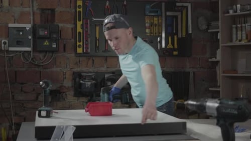 Ingeniero artesano de retratos centrado en perforar un agujero con una herramienta en el fondo de un pequeño