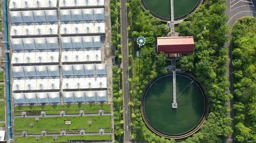 Planta de tratamiento de aguas residuales en ciudad