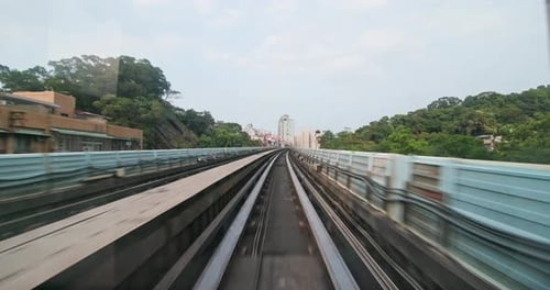 Einschienenbahn fährt durch die Stadt