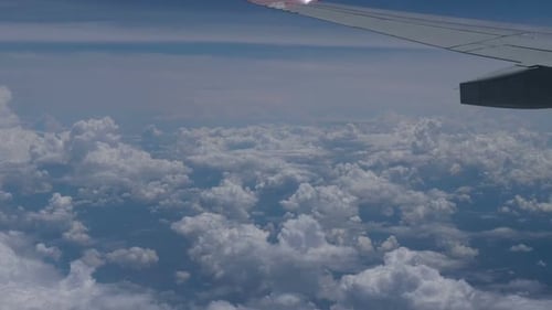 Por encima de las nubes desde la ventana del avión