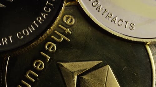 Rotierende Aufnahme von Bitcoins (digitale Kryptowährung) - BITCOIN ETHEREUM 204