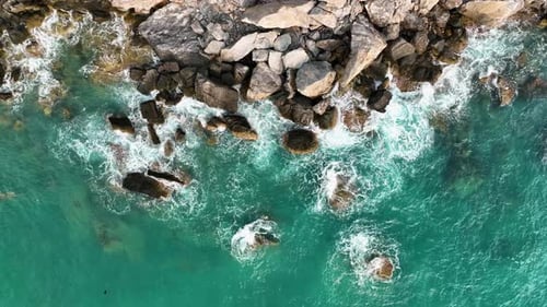 Fantastische azurblaue Meer felsige Textur Luftaufnahme 4 K Türkei Alanya