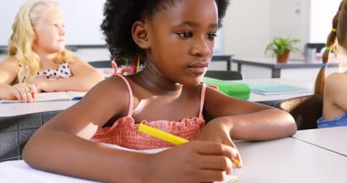 Crianças em idade escolar estudando em sala de aula
