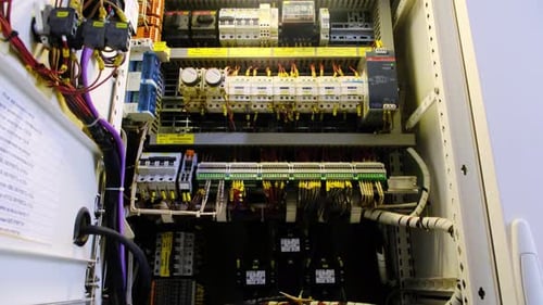 Eletricista verificando uma caixa de fusíveis