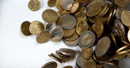 Pièces en euro tombant sur fond blanc, Slow motion 4K