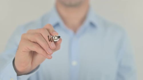 Lo hacemos mejor, hombre escribiendo en pantalla transparente