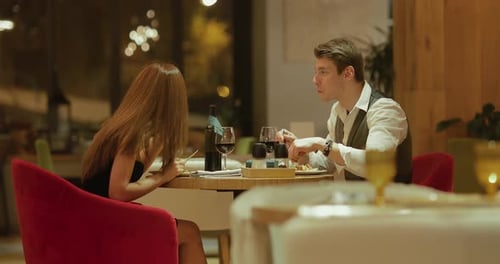 Encontro romântico em um café, um homem e uma mulher conversando no jantar