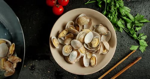Moules bouillies Vongole mises sur une assiette.