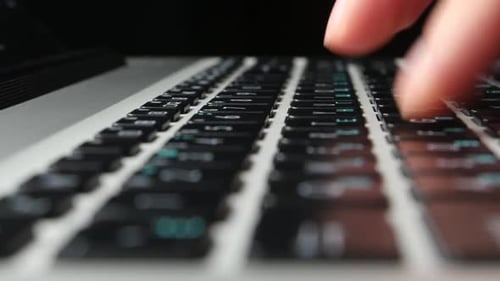 Hände eines Büroangestellten, der auf der Tastatur tippt, Nahaufnahme, Kamera bewegt sich nach rechts, Seitenansicht, Schwarz
