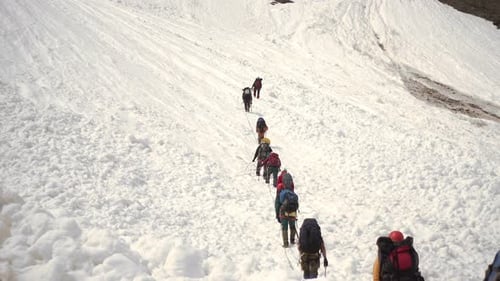 Kletterer steigen zum Bergpass hinauf