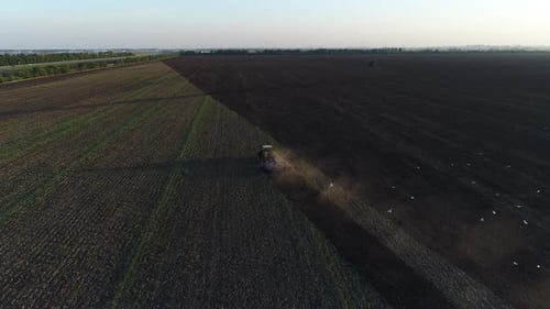 Traktor pflügt den Boden