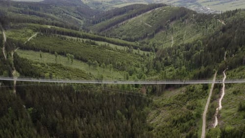 Die längste Hängebrücke der Welt über ein Gebirgstal in Mähren.