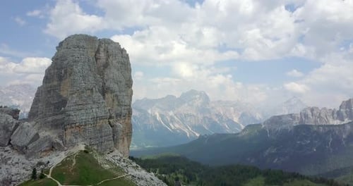 Drohnenaufnahme eines Paares aus Mann und Frau, das auf einen Turm klettert