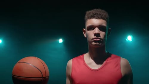 Porträt eines jungen Basketballspielers mit einem Ball in der Hand