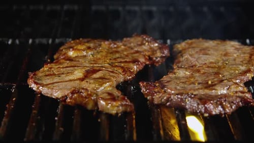 Rindersteaks auf heißem Barbecue-Grill 06