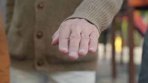 Nahaufnahme eines Handstapels von älteren Männern und Kindern im Freien. Unerkennbarer kaukasischer Großvater