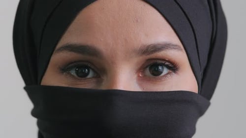 Makroaufnahme Weiblicher Blick Arabisches Mädchen Blinkende Braune Augen Blick in die Kamera Feminines muslimisches Gesicht