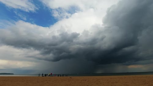 Zeitrafferaufnahmen von Gewitterwolken und Regen über dem Meer