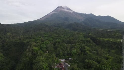 Malerischer Blick auf den Merapi-Berg, einem der beliebtesten Reiseziele in Yogyakarta, Indonesien.