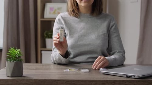 Mujer que se hace la prueba de autocoronavirus en casa